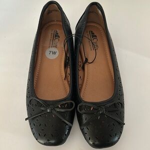 Cliffs by WHITE MOUNTAIN Black Flats with Bow Detail